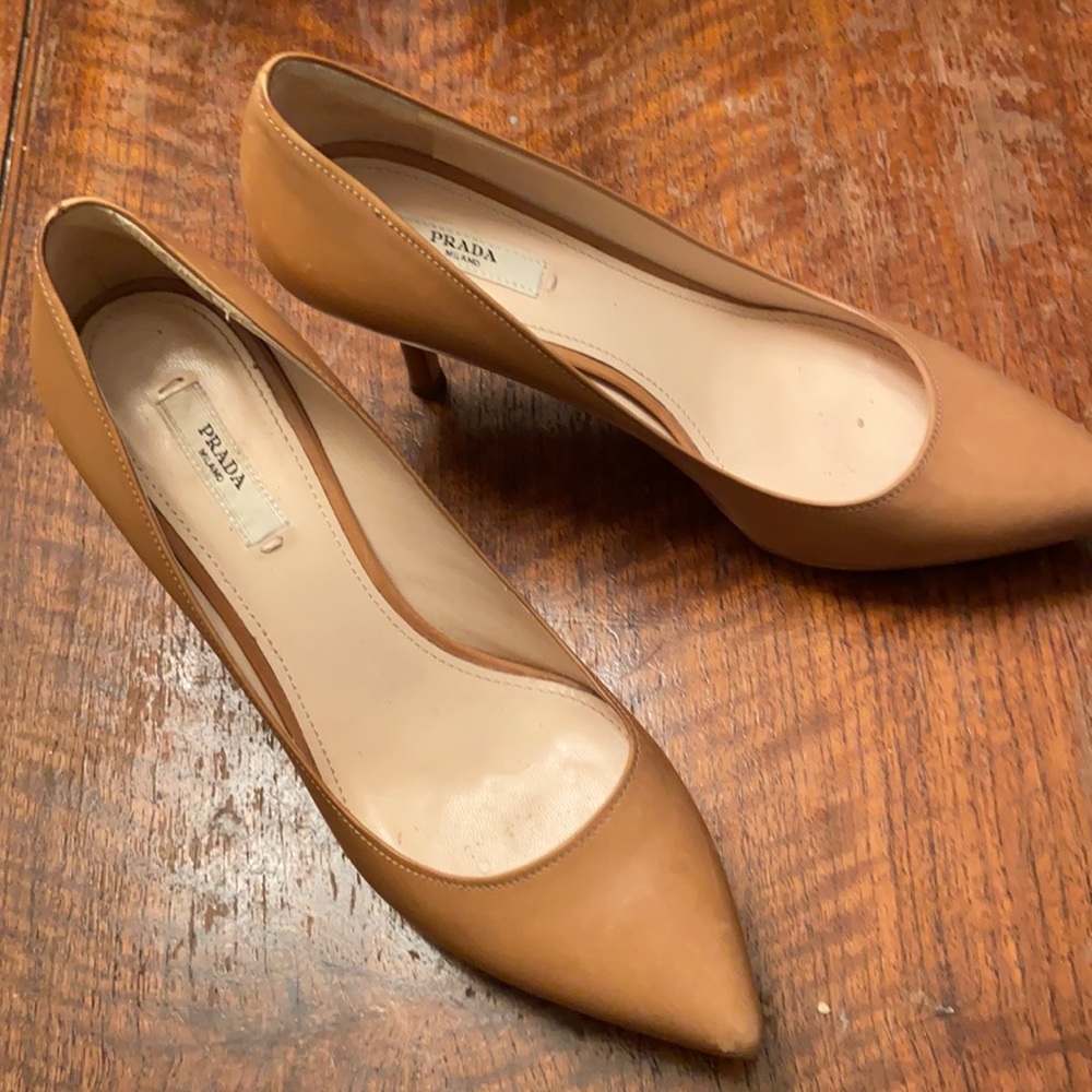 Prada  leather tan/brown pumps